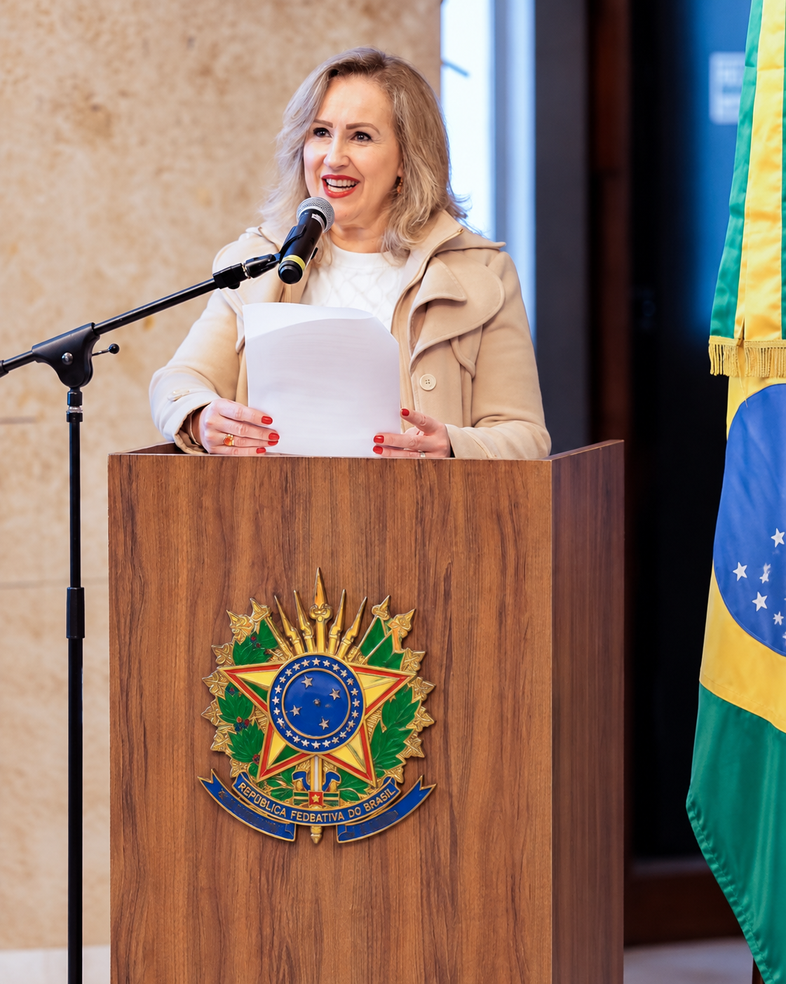 Patrícia discursando em tribuna oficial